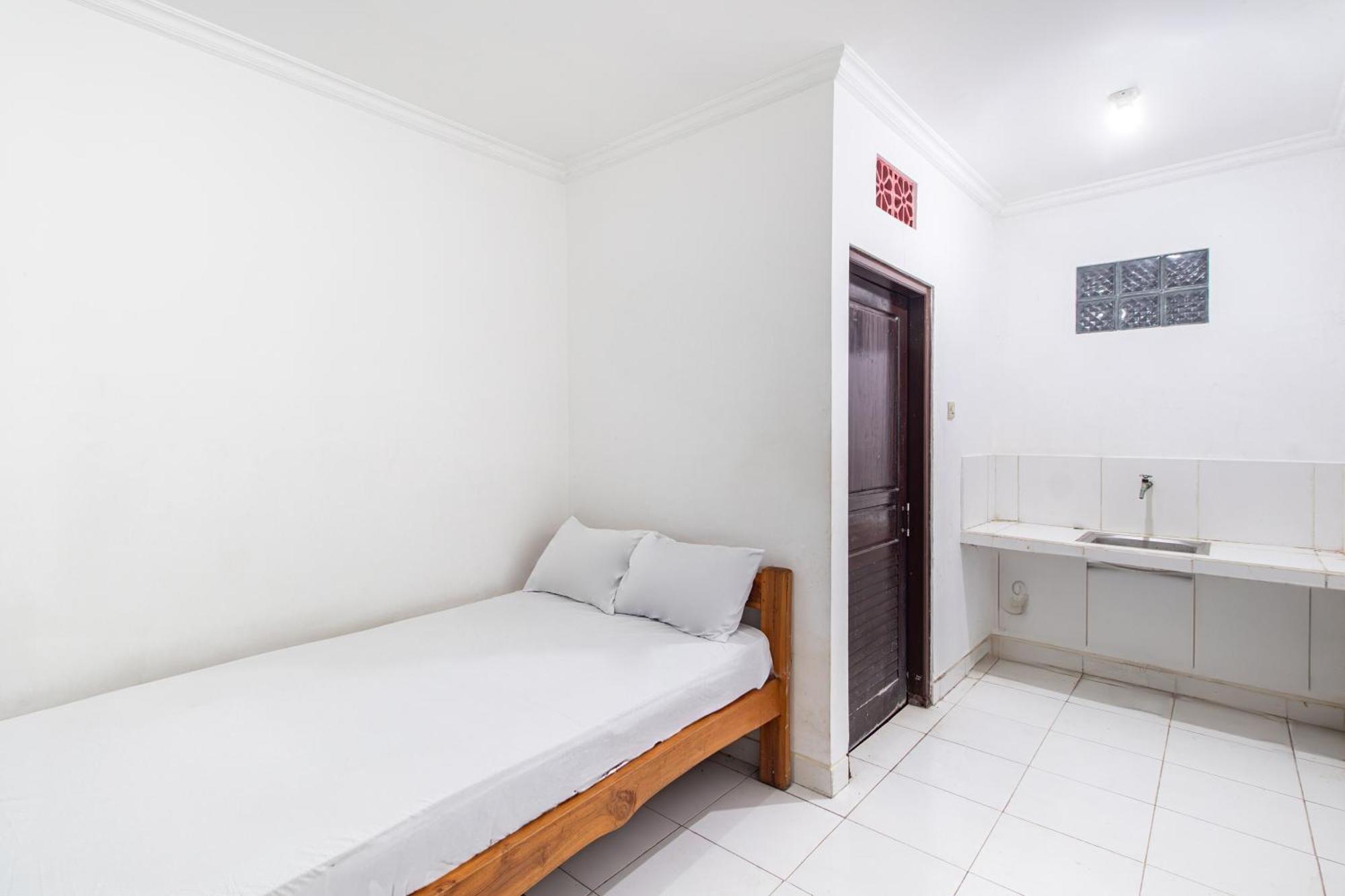 Oyo Life 93504 Kost Krisna Ξενοδοχείο Temukus Εξωτερικό φωτογραφία