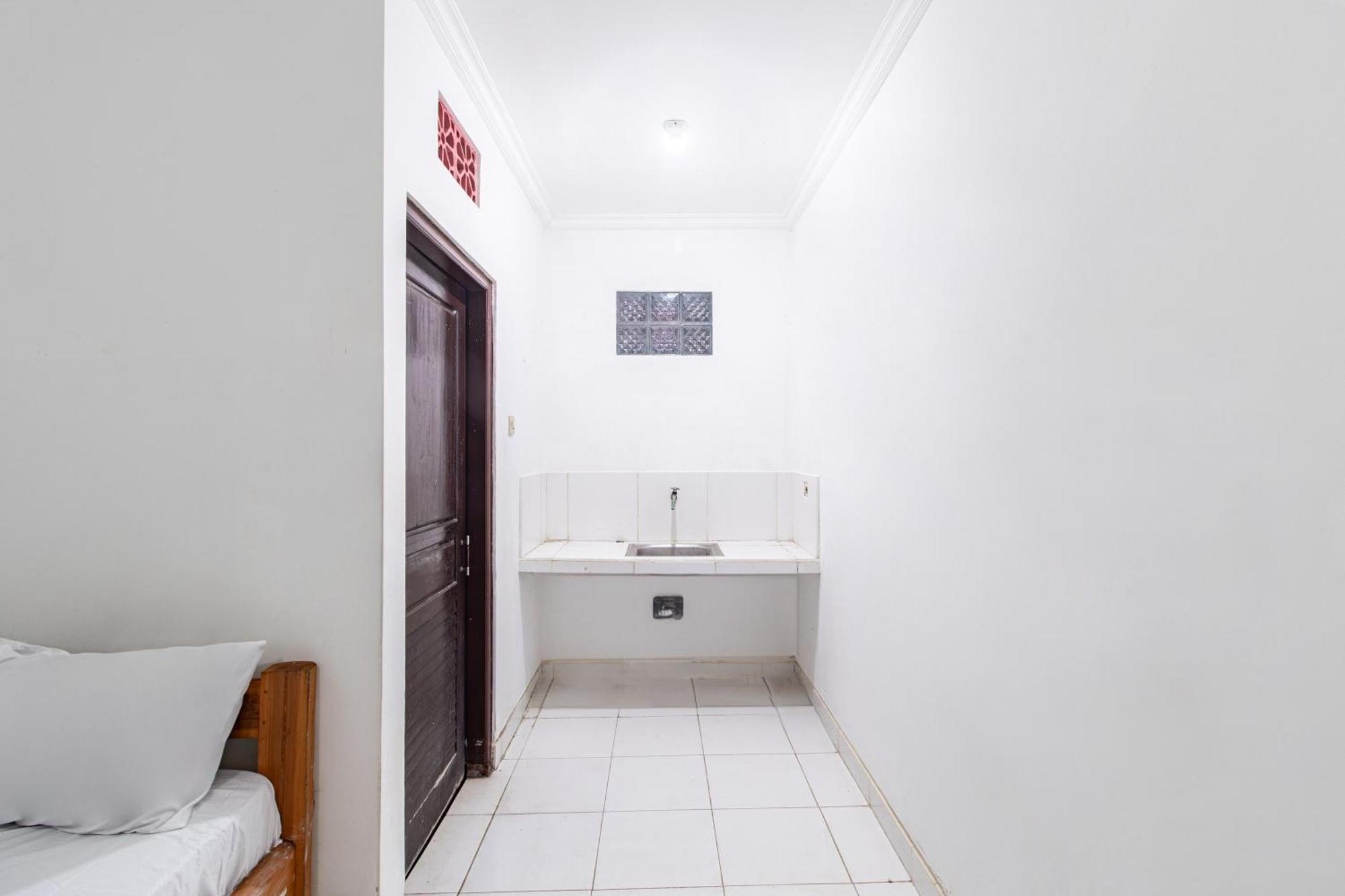 Oyo Life 93504 Kost Krisna Ξενοδοχείο Temukus Εξωτερικό φωτογραφία