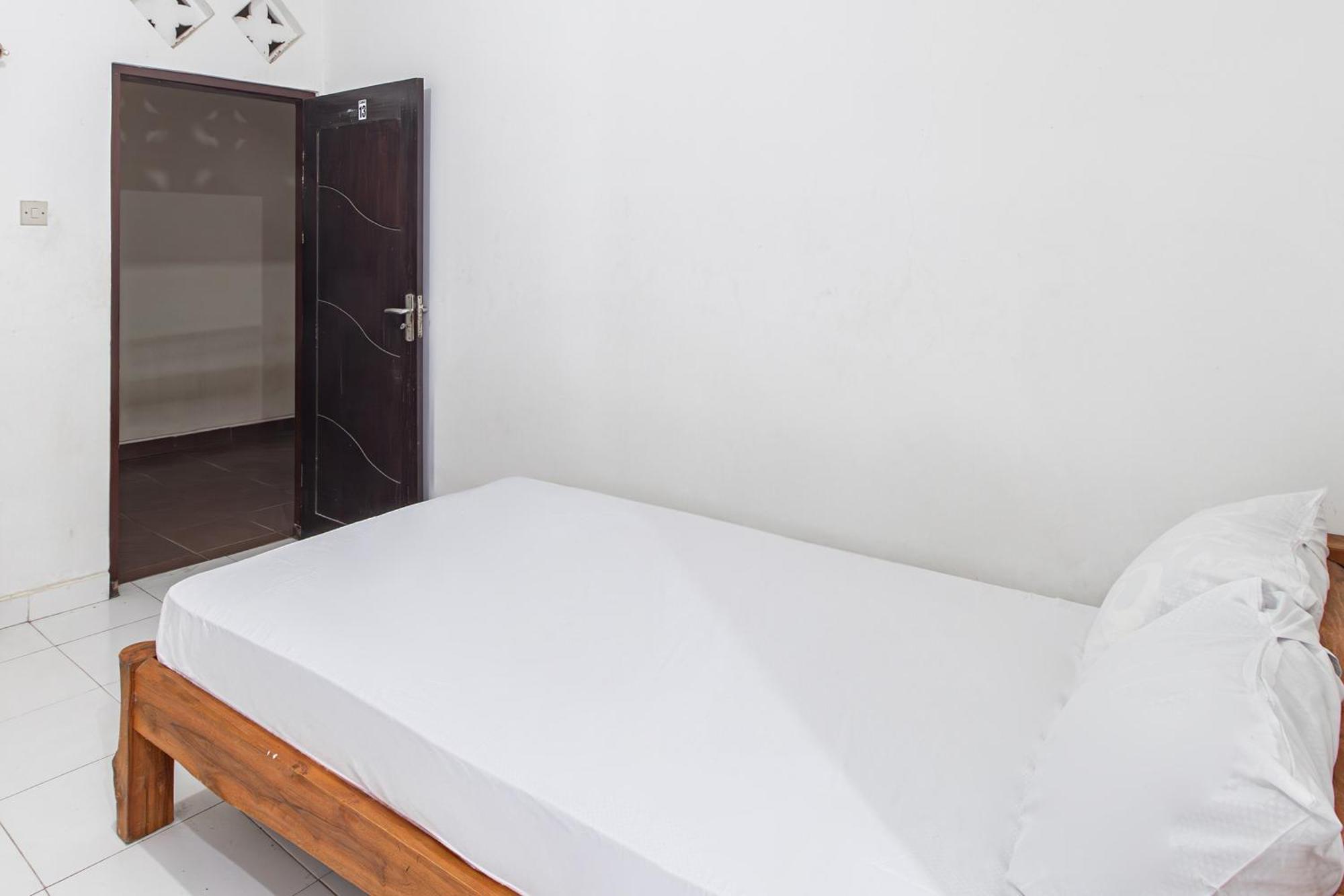 Oyo Life 93504 Kost Krisna Ξενοδοχείο Temukus Εξωτερικό φωτογραφία