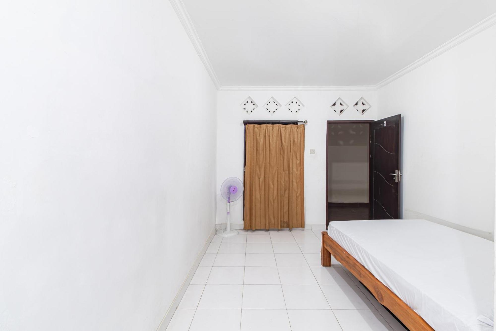 Oyo Life 93504 Kost Krisna Ξενοδοχείο Temukus Εξωτερικό φωτογραφία