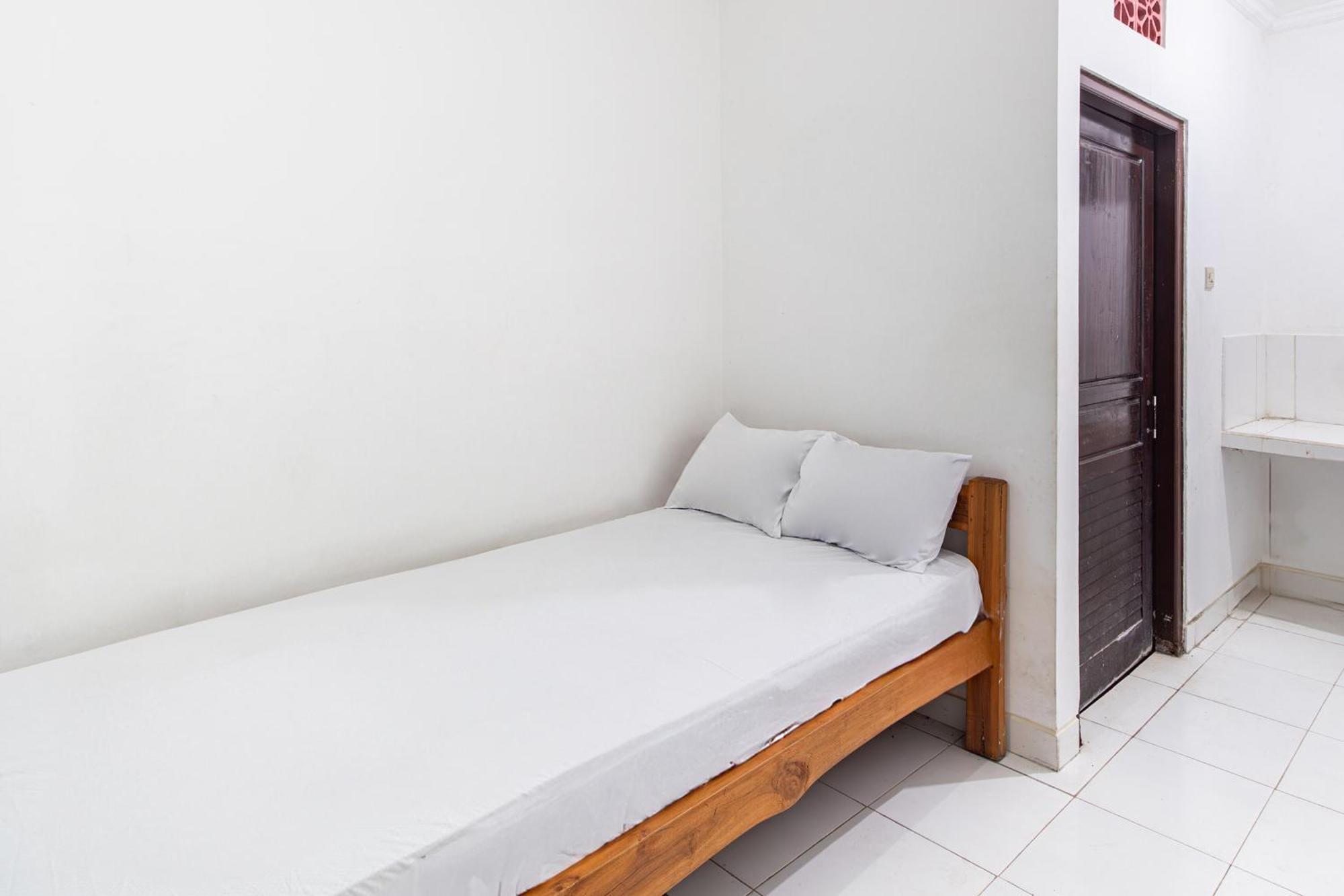Oyo Life 93504 Kost Krisna Ξενοδοχείο Temukus Εξωτερικό φωτογραφία