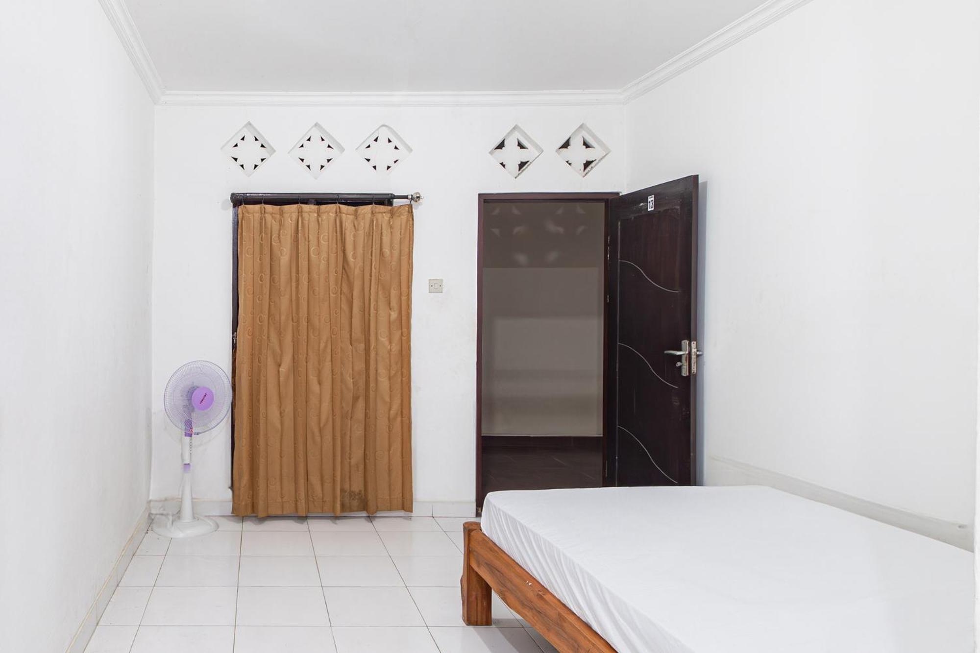 Oyo Life 93504 Kost Krisna Ξενοδοχείο Temukus Εξωτερικό φωτογραφία
